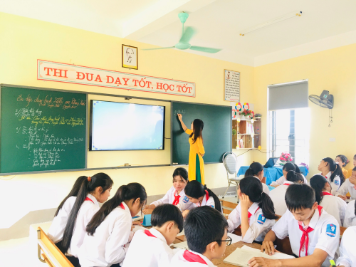 Cô giáo Trần Anh đang dạy thể nghiệm chuyên đề
