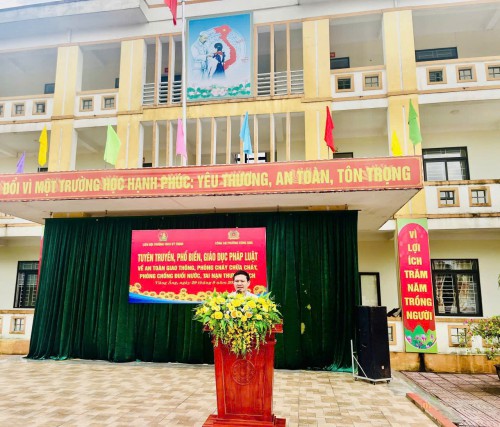Thực hiện chỉ đạo của nhà trường, sáng ngày 29/8/2025 Liên đội trường THCS Kỳ Thịnh phối hợp công an Phường Kỳ Thịnh tổ chức tuyên truyền về ATGT, phòng chống cháy nổ và phòng chống bạo lực học đường
