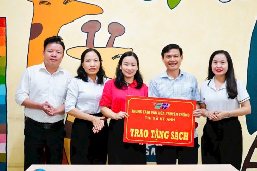 Hưởng ứng phong trào xây dựng “Văn hoá đọc” trong nhà trường, sáng ngày 30/6/2025 tại thư viện trường THCS Kỳ Thịnh đã diễn ra chương trình Trao tặng sách do  trung tâm văn hóa- truyền thông tổ chức.