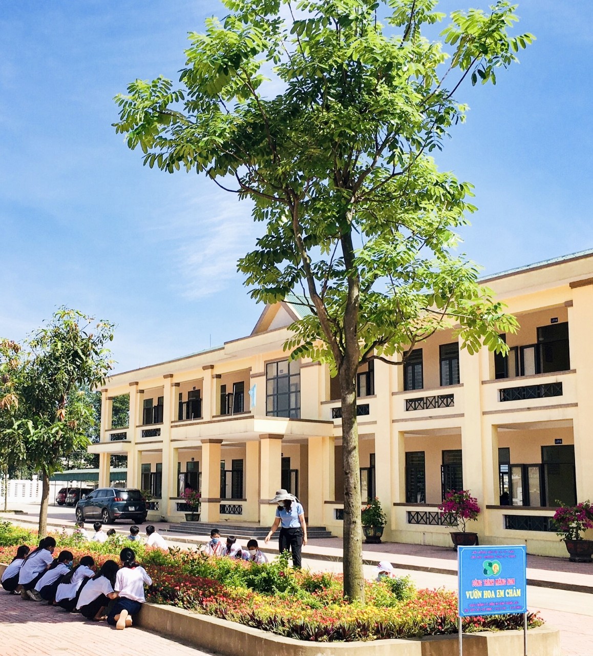 Các em đội viên chăm sóc bồn hoa