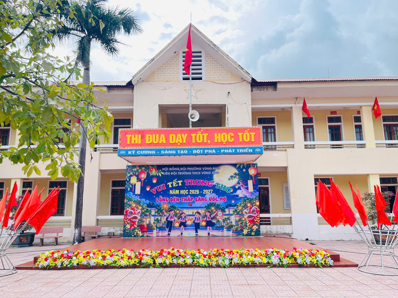 TRƯỜNG THCS VŨNG ÁNG RỘN RÀNG KHÔNG KHÍ TẾT TRUNG THU.